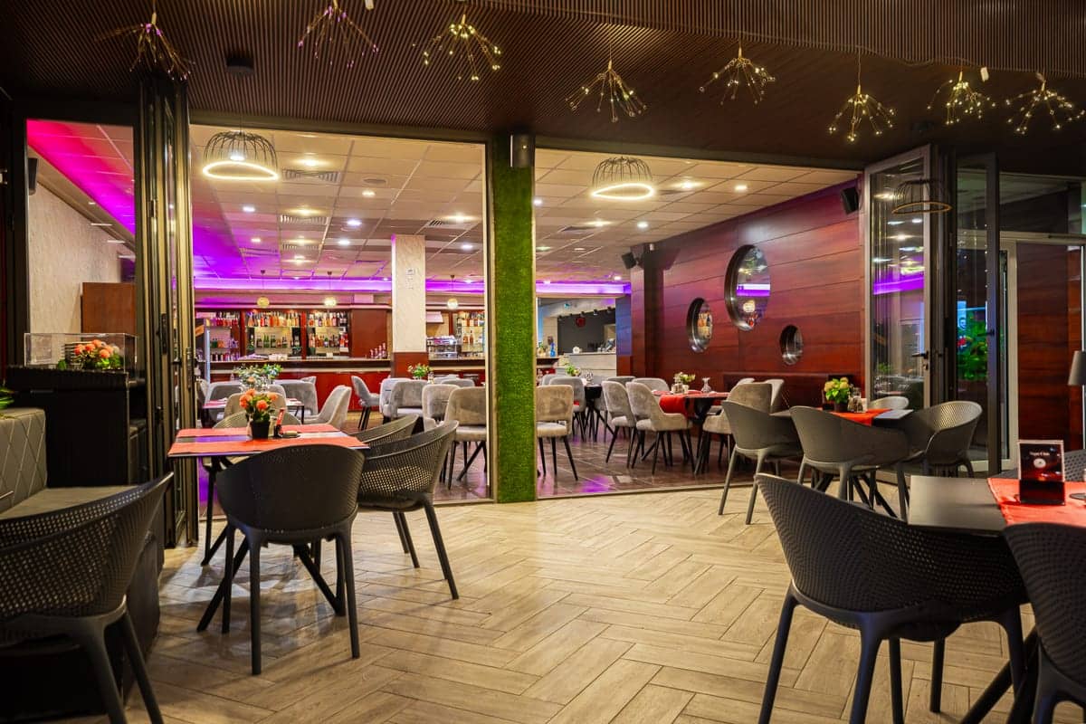 Salonul restaurantului MGM Cernavodă