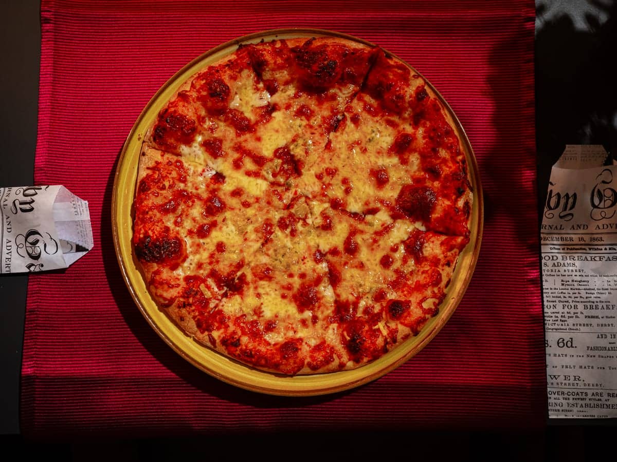 Pizza proaspătă scoasă din cuptor