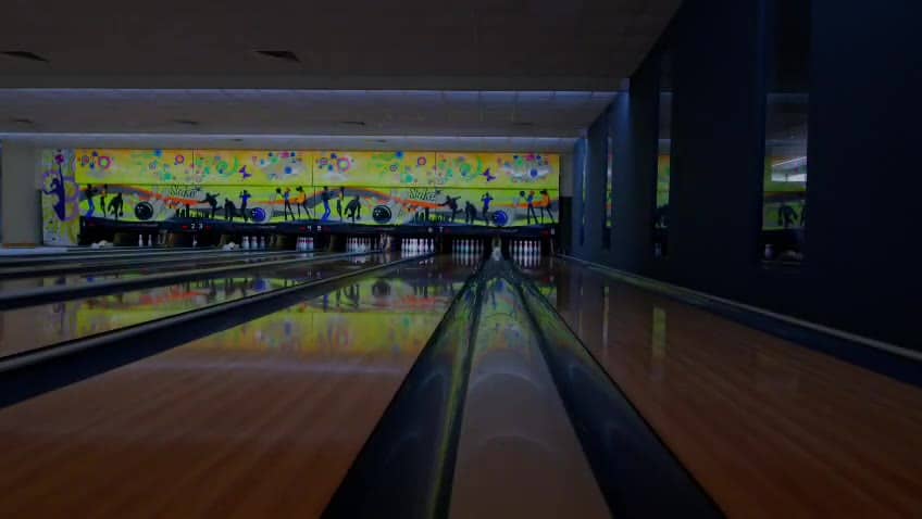 Pistele de bowling de la MGM Cernavodă, cu bilele pe retur și ecranele de scor